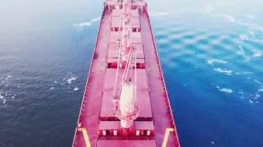 Tahıl ve yük taşımak için bir kargo gemisinin kuş bakışı görüntüsü. Gemi, güneşli bir yaz gününde sakin mavi denizde yelken açıyor.