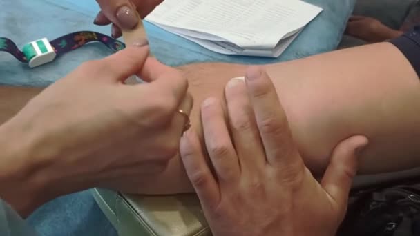 Uma Enfermeira Hospital Tira Sangue Veia Paciente Para Verificar Coronavírus — Vídeo de Stock