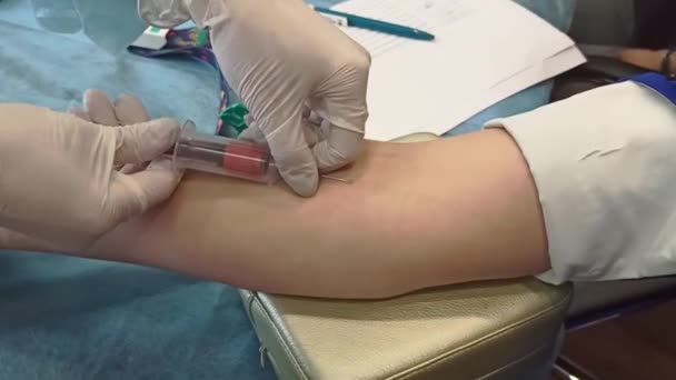 Uma Enfermeira Hospital Tira Sangue Veia Paciente Para Verificar Coronavírus — Vídeo de Stock