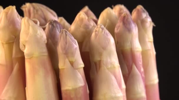 Gedeelte van verse witte asperges op tafel zetten — Stockvideo