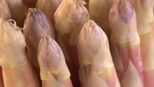 Porzione di asparago bianco fresco su tavola girevole — Video Stock