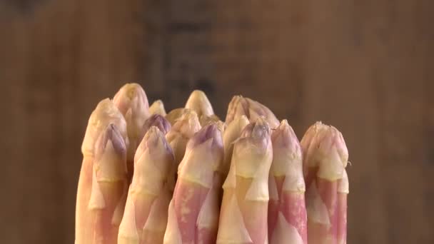 Gedeelte van verse witte asperges op tafel zetten — Stockvideo