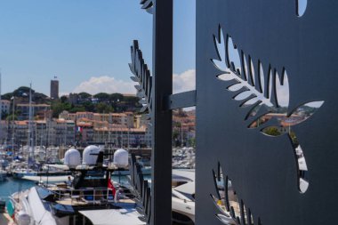 Cannes, Fransa-Mayıs 14: Logo, Festival Sarayı, Mayıs'ta, Fransa'nın Cannes 2018 gösterilen. Adımları sanatçılarından biri Uluslararası Film Festivali, Europe ünlü yükselişi için kırmızı halı