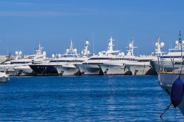 Fransa 'nın Fransız Riviera kentindeki Cannes limanının resmi — Stok fotoğraf