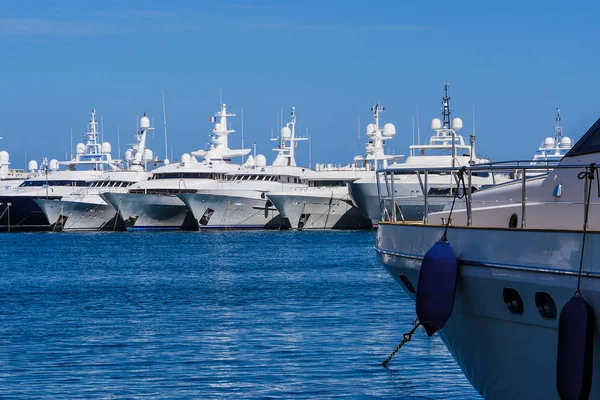 法国里维拉的戛纳古城港口图片 — 图库照片