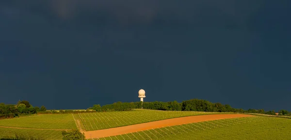 Colorato arcobaleno e tempesta nel cielo sopra il vigneto bordeaux — Foto Stock