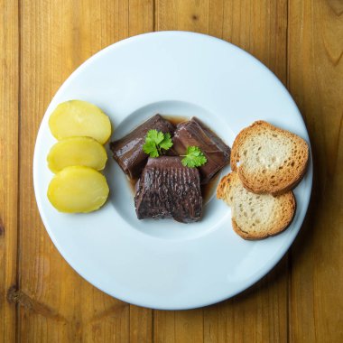 Taşemen kruton ve pırasa ile Bordeaux soslu