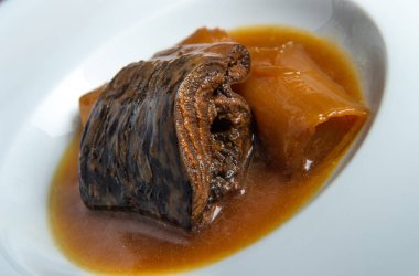 Taşemen kruton ve pırasa ile Bordeaux soslu