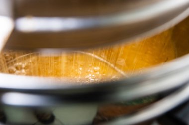 Döktü tatlım bir elekten strain. Nasıl bal hasat için. Filtreleme ham bal, Fransa