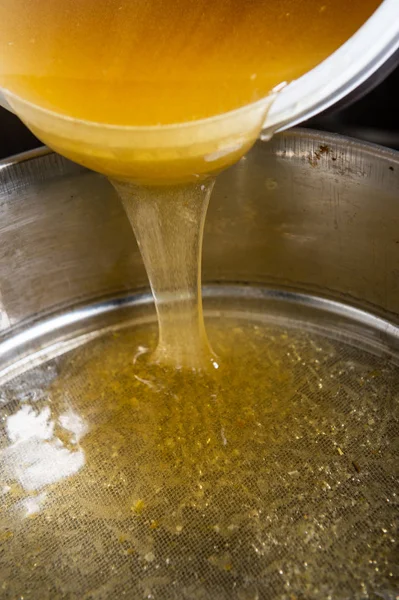 Passer Miel Versé Dans Tamis Comment Récolter Miel Filtrage Miel — Photo