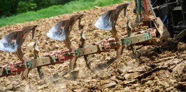 Çiftçi traktör pulluk alanda, Fransa, Avrupa