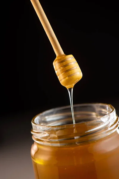 法国坛子里的有机蜂蜜滴木壶 — 图库照片
