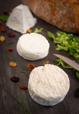 Fransız keçi peynir ve ekmek arka planda, Fransa