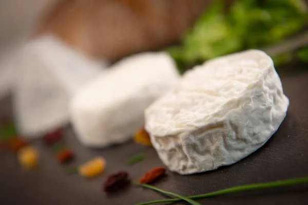 背景には フランスのパンとフランスのヤギのチーズ — ストック写真