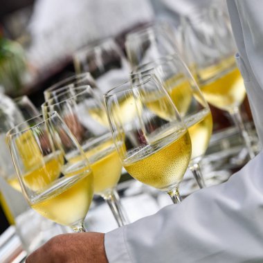 Üniformalı profesyonel garson şarap, Fransa hizmet vermektedir