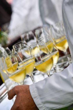 Üniformalı profesyonel garson şarap, Fransa hizmet vermektedir