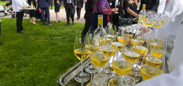 Garçom Profissional Uniforme Está Servindo Vinho França — Fotografia de Stock