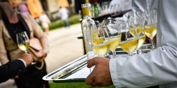 Profesjonalny Kelner Mundurze Jest Serwujemy Wina Francja — Zdjęcie stockowe
