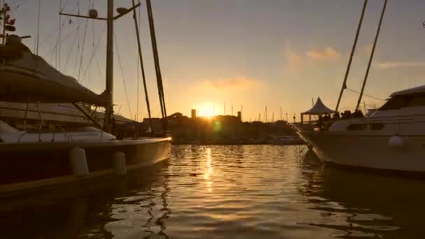 法国戛纳克鲁瓦塞特大道上的豪华游艇停泊在皮埃尔港 — 图库视频影像