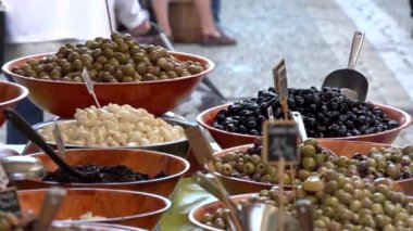 Bir yerel çiftçilere piyasa üzerinde çok renkli zeytin dinamik atış