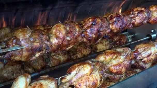 Grelha de frango Rotisserie rotativa — Vídeo de Stock