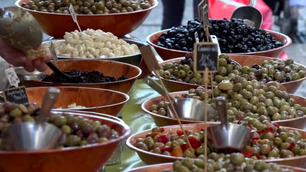 Динамічний знімок різнокольорових оливок на місцевому ринку фермерів — стокове відео