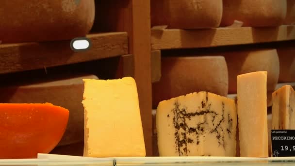Ассортимент сыра на рынке — стоковое видео