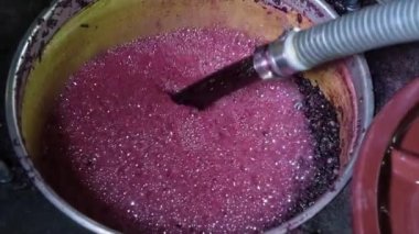 Şarap fermantasyon işlemi sırasında karıştırma