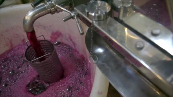 Смешивание вина в бочке во время процесса брожения — стоковое видео