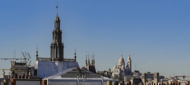 Paris ve onun bacalar bulutlar gökyüzü, Fransa, Europe altında çatılar