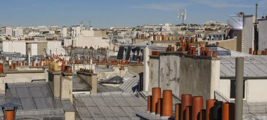 Paris ve onun bacalar bulutlar gökyüzü, Fransa, Europe altında çatılar