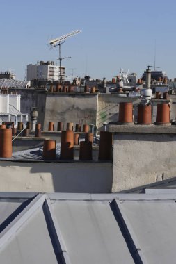 Paris ve onun bacalar bulutlar gökyüzü, Fransa, Europe altında çatılar