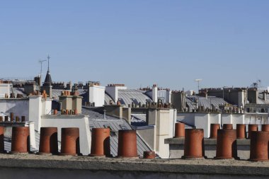 Paris ve onun bacalar bulutlar gökyüzü, Fransa, Europe altında çatılar