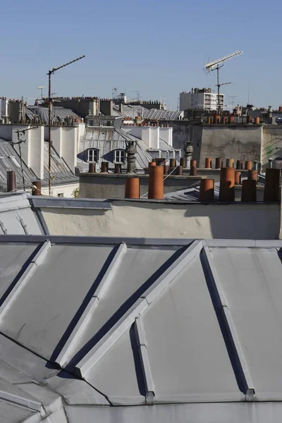 巴黎的屋顶和它的烟囱下云天空 — 图库照片