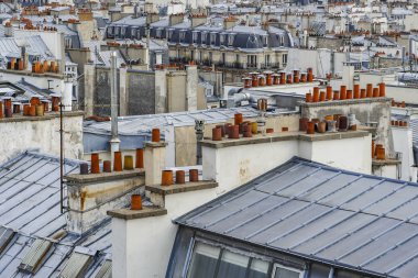 Paris ve onun bacalar bulutlar gökyüzü, Fransa, Europe altında çatılar