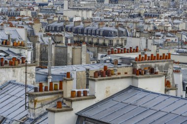 Paris ve onun bacalar bulutlar gökyüzü, Fransa, Europe altında çatılar