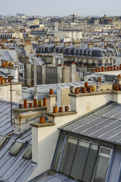 Paris ve onun bacalar bulutlar gökyüzü, Fransa, Europe altında çatılar