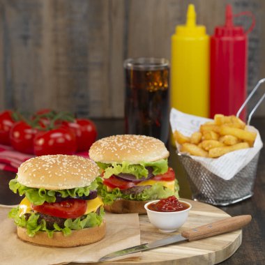 Peynirli ve domatesli patates kızartmalı hamburger.
