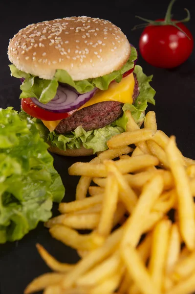 Burger mit Pommes Schnitzel mit Käse und Tomaten — Stockfoto