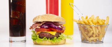 Burger, patates kızartması göğsü ile peynir ve domates, Fransa