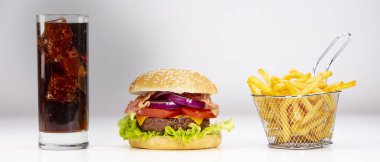 Burger, patates kızartması göğsü ile peynir ve domates, Fransa