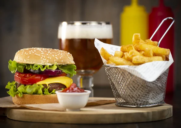 Burger Mit Pommes Schnitzel Mit Käse Und Tomaten Frankreich — Stockfoto