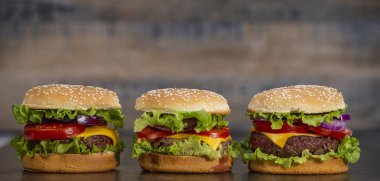 Burger, patates kızartması göğsü ile peynir ve domates, Fransa