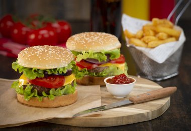 Burger, patates kızartması göğsü ile peynir ve domates, Fransa