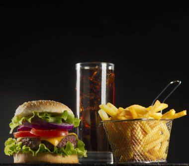 Burger, patates kızartması göğsü ile peynir ve domates, Fransa