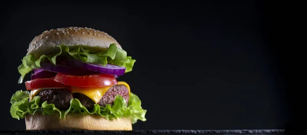 Burger Frytkami Kotlet Serem Pomidorem Francja — Zdjęcie stockowe
