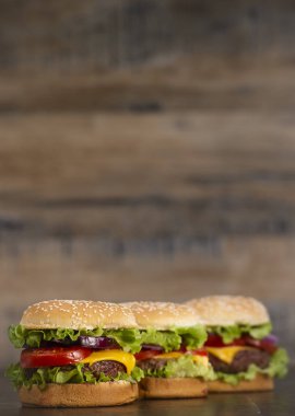 Burger, patates kızartması göğsü ile peynir ve domates, Fransa