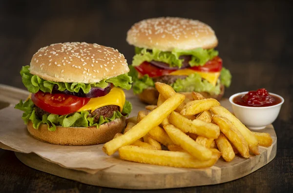 Burger Mit Pommes Schnitzel Mit Käse Und Tomaten Frankreich — Stockfoto