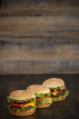 Burger, patates kızartması göğsü ile peynir ve domates, Fransa