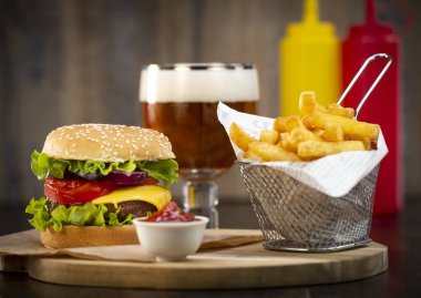 Burger, patates kızartması göğsü ile peynir ve domates, Fransa